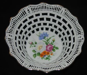 A CLUJ NAPOCA OF ROMANIA RETICULATED PORCELAIN BOWL W/ FLORAL BOUQUET THEME - Imagen 1 de 4
