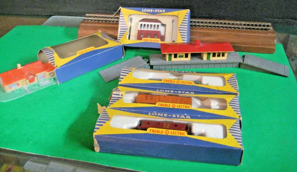 Lote de 6 estrellas solitarias; triples eléctricos: 3 edificios. 3 vagones de carga más diecast C-7 Foto 1 de 3