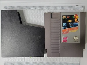 Cartucho y cubierta antipolvo Metroid (Nintendo, 1985) - Auténtico - ¡PROBADO Y FUNCIONANDO! - Imagen 1 de 4