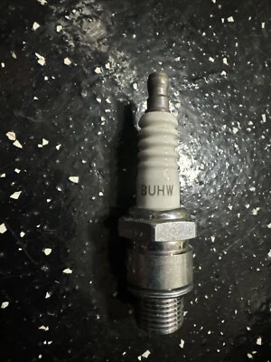 Bujía NGK BUHW Foto 1 de 3