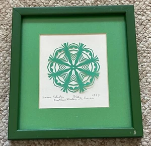Pequeño colgante de pared copo de nieve arte papel Scherenschnit vintage años 80 firmado enmarcado - Imagen 1 de 3