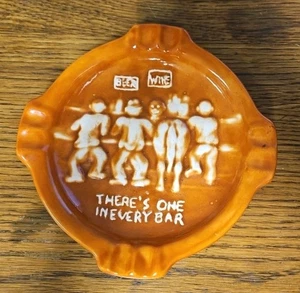 Vintage Pferdeaschenbecher "In jeder Bar gibt es einen" lustig Mid Century Männerhöhle EUC - Bild 1 von 2
