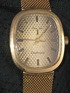 Reloj electrónico Timex 1974 vintage caja acolchada dorada esfera texturizada reparado - Imagen 1 de 4