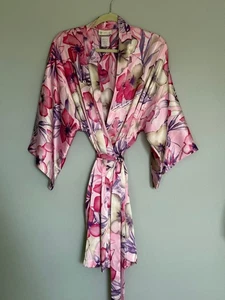 CALIFORNIA DYNASTY WOMEN'S ROBE. SIZE: XL SATIN FLORAL POCKET BELTED 3/4 SLEEVE - Picture 1 of 3