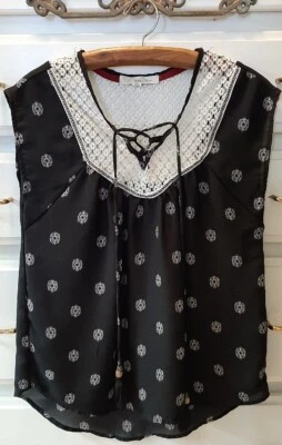 Rewind Sz XS Blouse Lace Up VNeck Tunic Blk & White Crochet Detail Tassels Boho Foto 1 de 4