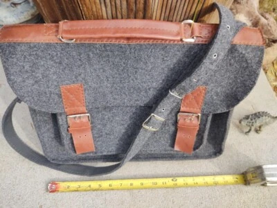 Bolso Mensajero para Laptop Hecho a Mano de Fieltro Gris y Cuero Foto 1 de 3