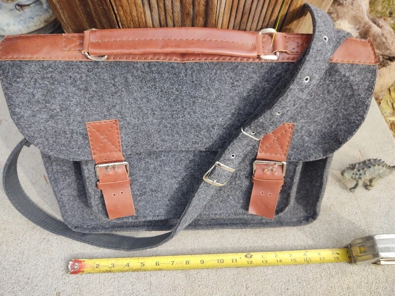 Bolso Mensajero para Laptop Hecho a Mano de Fieltro Gris y Cuero Foto 1 de 3