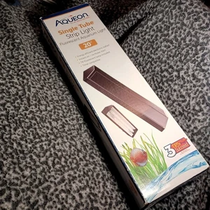 NUOVO Aqueon Singolo Tubo Striscia Luce 20" T8 Fluorescente Pesci Serbatoio Acquario - Fresco - Foto 1 di 8
