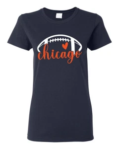 Fan Of Chicago Fútbol Naranja Corazón Escritura Escritura Mujeres Camiseta Gráfica - Imagen 1 de 2