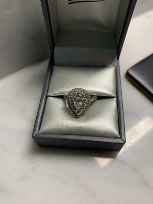 Love's Destiny de Zales 1-3/4 CT. T.W. Anillo de compromiso con marco de diamantes certificado  Foto 1 de 4