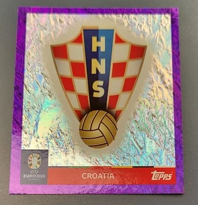 ADESIVO TOPPS UEFA EURO 2024, CROAZIA, LOGO SQUADRA, CRO 1, VIOLA PARALLELO - Foto 1 di 1