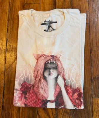 Camiseta Gráfica Sin Hilos M Caperucita Roja Lobo Arte Camiseta Surrealista Cuento de Hadas Foto 1 de 4