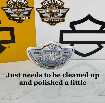 Оригинальный значок с эмблемой ветрового стекла Harley Dyna Softail Sportster 100th Anniversary 3 дюйма - Изображение 1 из 4