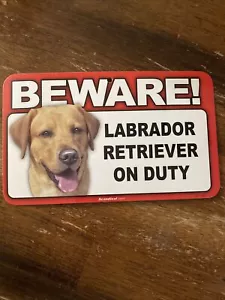 CUIDADO LABRADOR RETRIEVER (AMARILLO) DE SERVICIO 5"" X 8"" LETRERO PLÁSTICO NUEVO - Imagen 1 de 2