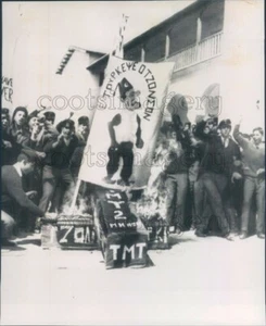 1964 Press Photo Greek Cypriots Burn Pres Lyndon Johnson in Effigy 1960s - Picture 1 of 2