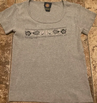 ВИНТАЖНЫЙ SUMMER STRAND BABY ФУТБОЛКА САН-ДИЕГО ГИБИСКУС ГРАФИЧЕСКИЙ (ЖЕНЩИН S) СЕРЫЙ - Изображение 1 из 4