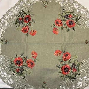 Runde bestickte Tischdecke salbeigrün rot/orange Blumen Ausschnitte weiße Borte - Bild 1 von 6