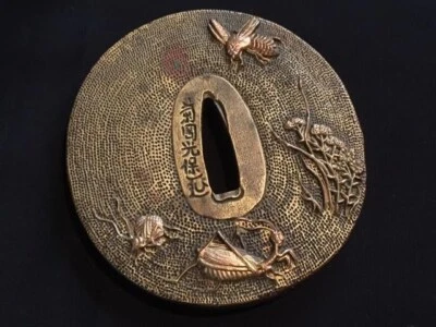 Antigua espada samurai de cobre firmada con insectos de otoño Tsuba guardia Katana de Japón Foto 1 de 4