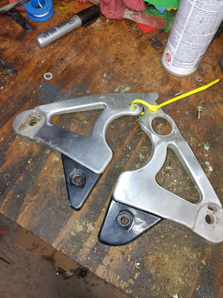 Yamaha XS750S 1979 tubo de escape soporte ambos lados Foto 1 de 2