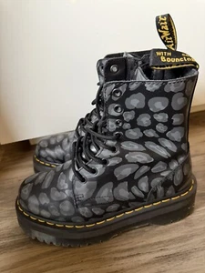 STIVALI DR MARTENS DONNA JADON STAMPA LEOPARDATA PLATEAU TAGLIA W8/M7, SENZA SCATOLA, 210$ - Foto 1 di 7