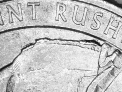 2013P ATB South Dakota Mount Rushmore Quarter Die Break Chip Mint Error Coin - Image 1 of 3