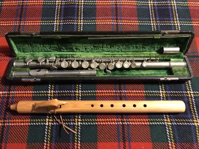 Vintage C.G. Flauta de Concierto Conn “Unibody” + Flauta de Madera Navajo Nativo Americano Foto 1 de 4