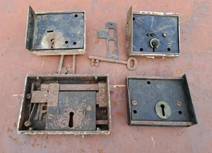 Vintage Old Locks spares or Repairs and a few Keys Rusty Job Lot - Picture 1 of 8