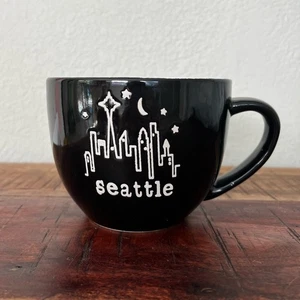 Schwarzer breiter Kaffeebecher Seattle Skyline - Bild 1 von 4