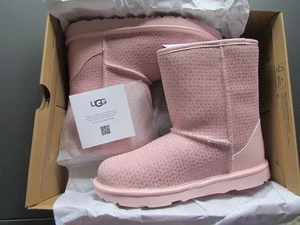 Botas UGG Clásicas II Gel Corazones Rosa BK5 se adapta a W6.5-7 Nuevas $140 - Imagen 1 de 18