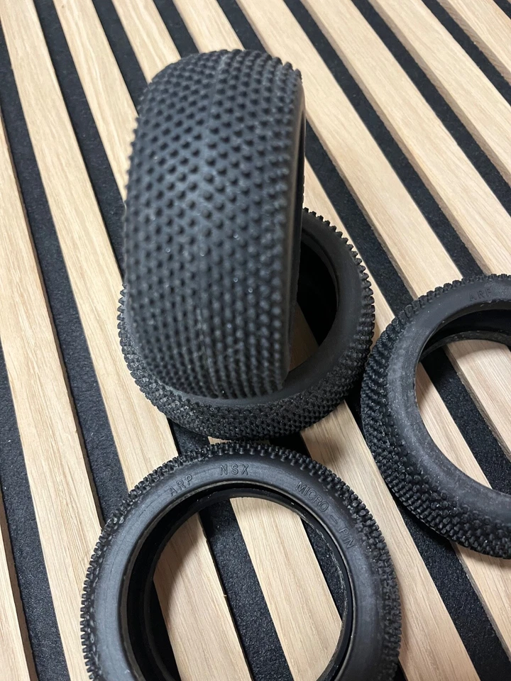 Kyosho Inferno 1:8 Reifen fein 90er Vintage - Bild 1 von 2