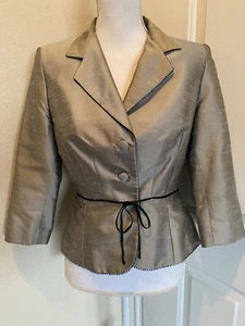 Chaqueta ligera Kay Unger 100 % seda plateada ajustada peplum abotonada talla 6 - Imagen 1 de 6
