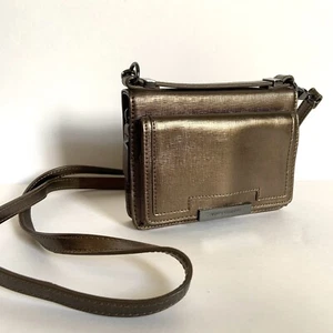 Vince Camuto Mila tracolla pelle metallizzata piccola zip porta carte marrone cobalto - Foto 1 di 7