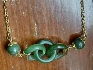CATENINA DORATA VINTAGE CON DECORO DI TRE ANELLI E SFERETTE IN GIADA VERDE . - Foto 1 di 8