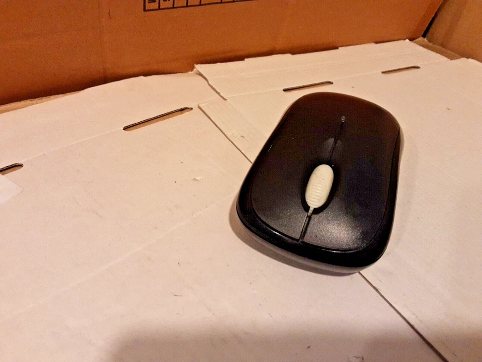 Microsoft 1454 Wireless 1000 Optical Scroll Wheel Mouse. REF:MOUSE - Image 1 of 3