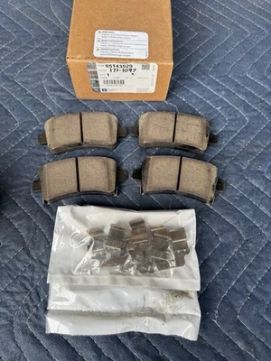 Juego de pastillas de freno de disco trasero genuino GM 2010-2020 Chevrolet Cadillac Buick 85143529 Foto 1 de 4