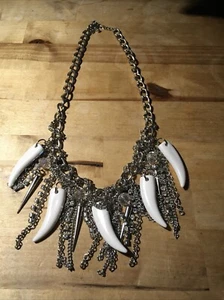 SILBERFARBENE ERICA LYONS ACRYLPERLEN und Stacheln MULTI KETTE HALSKETTE gefälschter Zahn - Bild 1 von 13