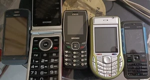LOTTO DI TELEFONINI VINTAGE DA COLLEZIONE NOKIA BRONDI TUTTI SENZA BATTERIA - Photo 1/7