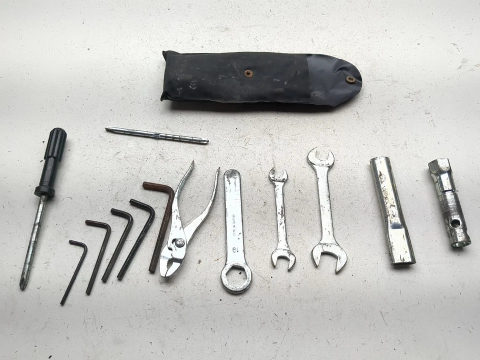 Kit de herramientas 99-10 Suzuki GZ250 con bolsa de almacenamiento Foto 1 de 4