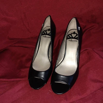 Tacones Fergalicious negros peep toe talla 11 m Foto 1 de 4