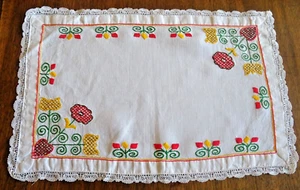 Napperon  en coton brodé à la main   . 43 cm x 29 cm - Photo 1/4