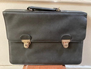 CARTABLE SIMILI CUIR NOIR JAMAIS SERVI AVEC POCHETTES ET CLEF DE SURETE LANNIERE - Foto 1 di 11