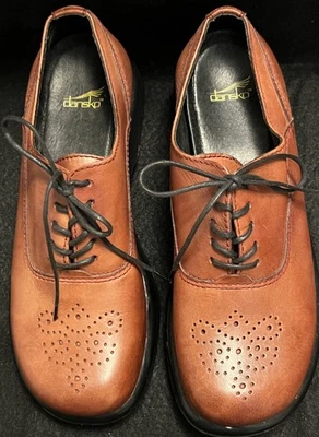 Nuevos zapatos Oxford cómodos de grano completo de cuero marrón talla 38 Dansko Wyatt para hombre Foto 1 de 4