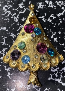 VTG Gold Color Christmas Tree Brooch Pin With Multicolor Round Crystals 02 - Picture 1 of 3