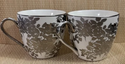 10 canecas de café de porcelana metálica prata floral Strawberry Street conjunto de 2 em excelente estado usado - Imagem 1 de 3
