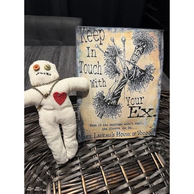 Muñeca vudú hecha a mano arte popular rústico encanto caprichoso corazón rojo prendedor de seguridad Foto 1 de 4