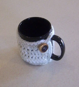 Handgehäkelter glitzernder cremeweiß & taupe Kaffeebecher gemütlich - Bild 1 von 4