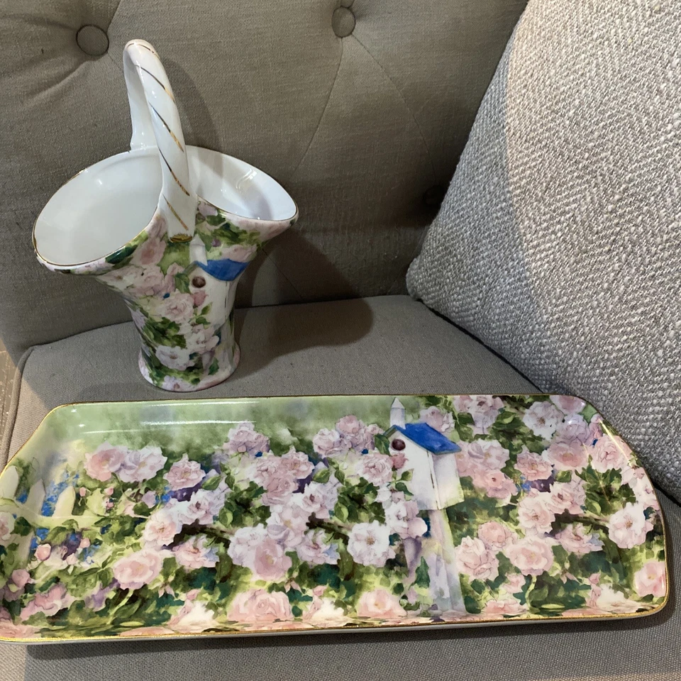 Bandeja y cesta Madison & Max Cottagecore Country Roses Birdhouse Judy Buswell Foto 1 de 4