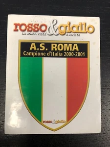 ROSSO & GIALLO SCUDETTO ADESIVO VINTAGE ROMA CAMPIONE D'ITALIA 2000/01 NUOVO - Imagen 1 de 2