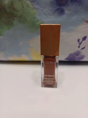 Crema labial Sigma Beauty en rosa polvorienta. Tamaño completo, 0,18 oz/5,1 g. Foto 1 de 4
