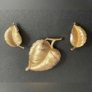 Set orecchini vintage corona Trifari foglia spazzolata tono oro demi spilla e clip - Foto 1 di 16